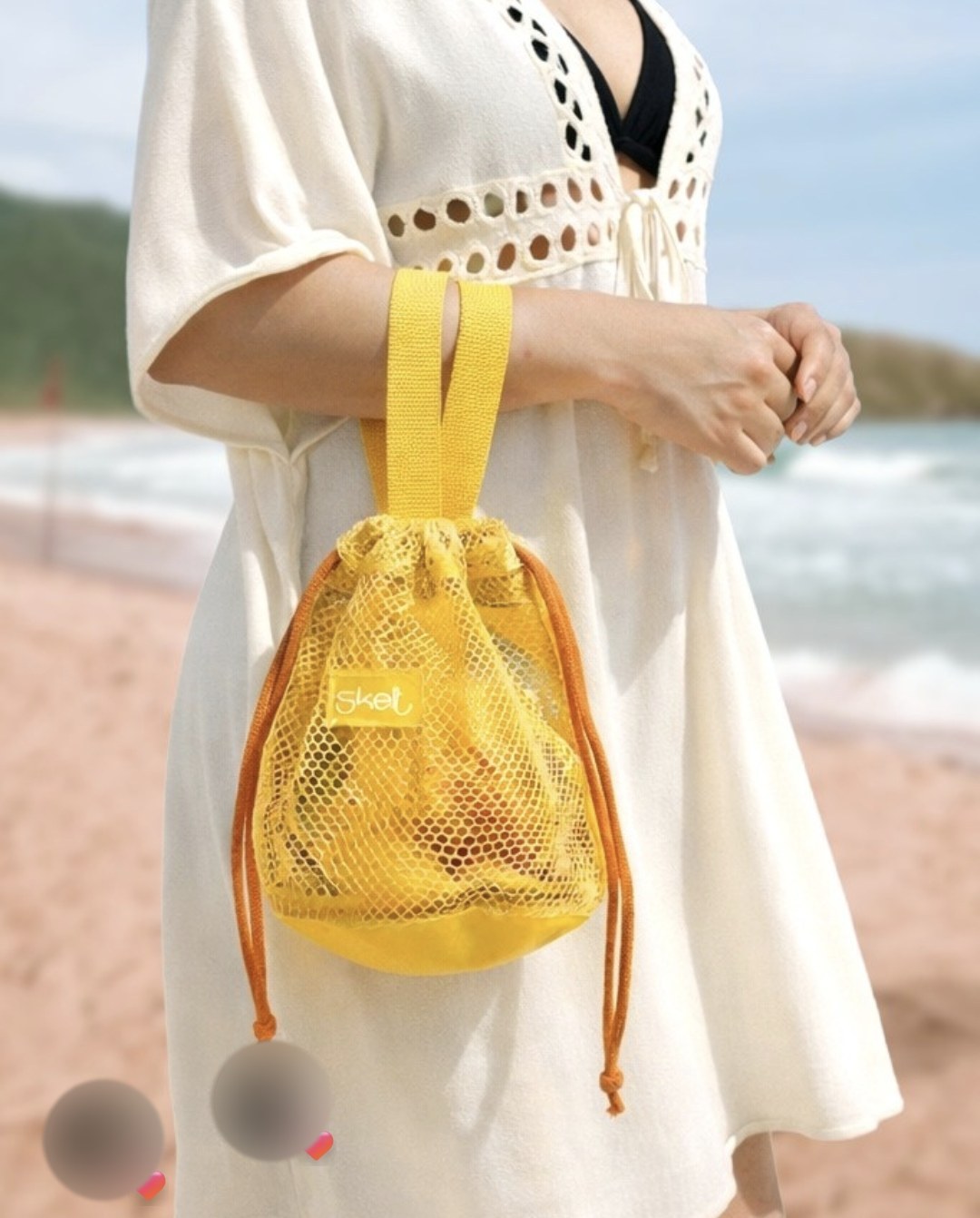 Post da ATO: bolsa Colmeia amarela em tela, na praia