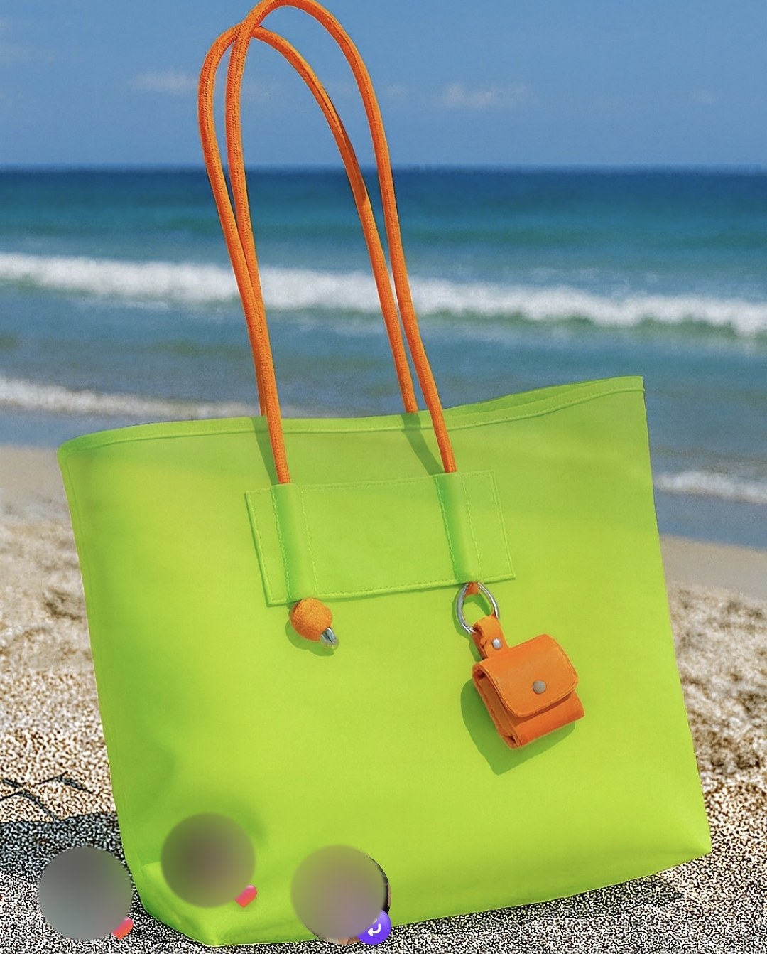 Post da ATO: bolsa verde neon com alça laranja e porta-fone, na praia