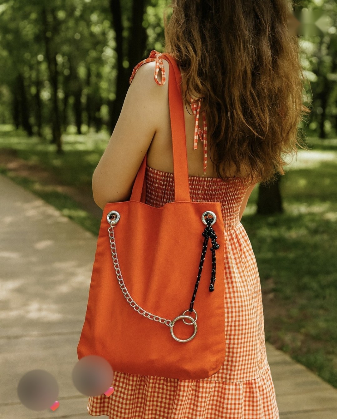 Post da ATO: Ecobag Berlim laranja em uso