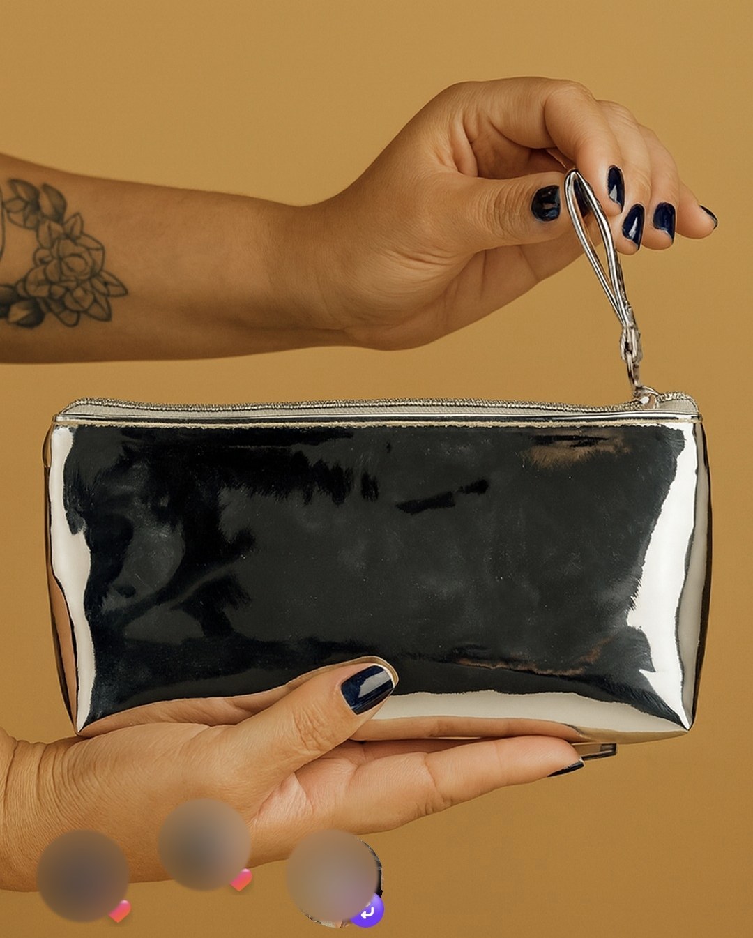 Post da ATO: necessaire em sintético metálico espelhado