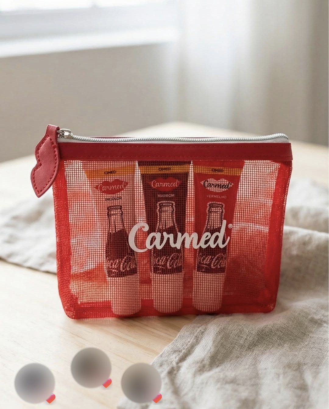 Post da ATO: necessaire vermelha em tela com os produtos Carmed