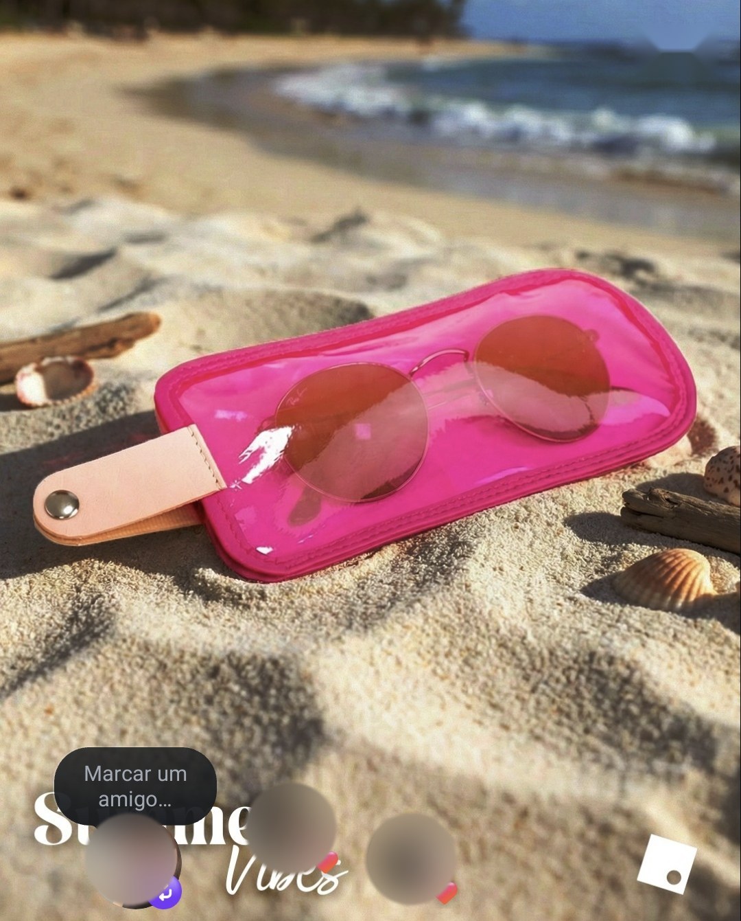 Post da ATO: porta-óculos pink transparente na areia
