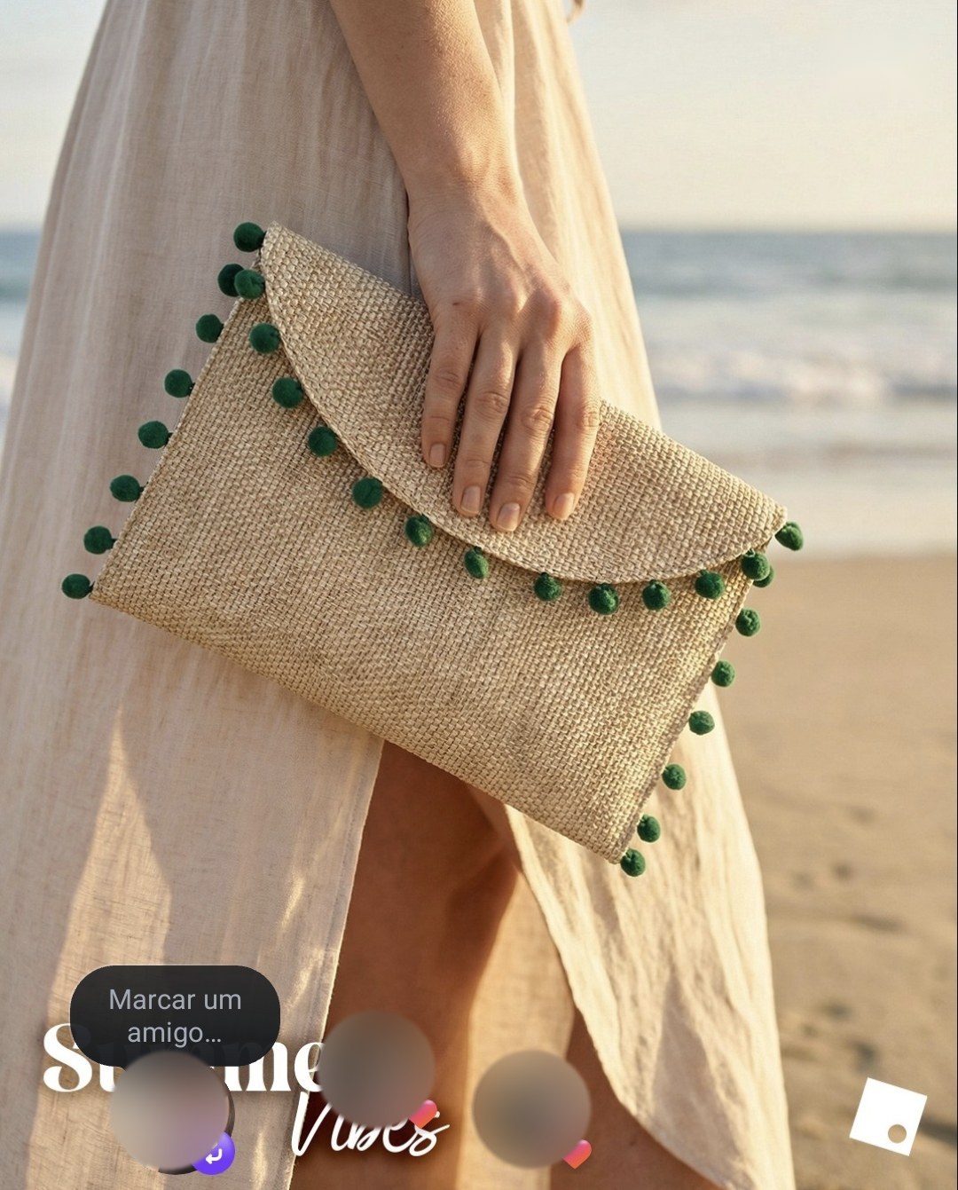 Post da ATO: clutch de palha com pompons verdes
